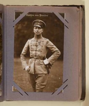 Albumseite 45 mit Postkarte (Prinz Joachim von Preußen) : Sammelalbum mit Postkarten-Porträts von Mitgliedern des Hauses Hohenzollern. Kartoneinband, bedruckt und beklebt mit Kordelbindung; 17 x 15 x 3 cm (um 1915). Dresden: SLUB/DF 2001.B.2