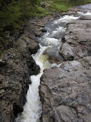Enge Klamm des Wildwassers River DEE im schottischen Hochland bei Breamar