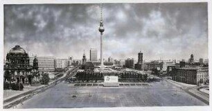 Blick auf den Fernsehturm. Marx-Engels-Platz (heute: Schloßplatz), Berlin-Mitte