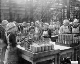 Frauenarbeit in einer Armeekonservenfabrik