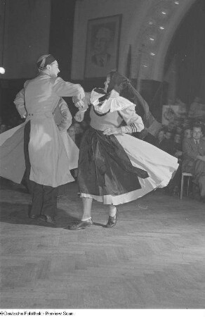 Tanzendes Paar in Tracht bei einer Kulturveranstaltung der Gewerkschaft Handel