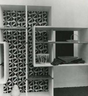 X. Triennale Mailand, Int. Ausstellung Werkkunstschulen, Regalschrank und Keramiken