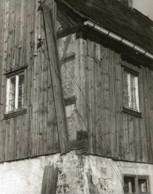 Rehefeld-Zaunhaus, Alter Schulweg 4. Alte Schule. Hausecke mit hinter Verbretterung freigelegtem Fachwerk