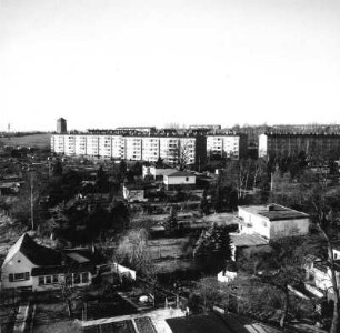 Dresden-Klotzsche. Blick nach Westen vom Turm der 82. Oberschule, Gertrud-Caspari-Straße