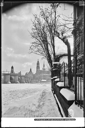 Dresden im Schnee, am Blockhaus-Gässchen, Blick auf Augustusbrücke und Katholische Hofkirche