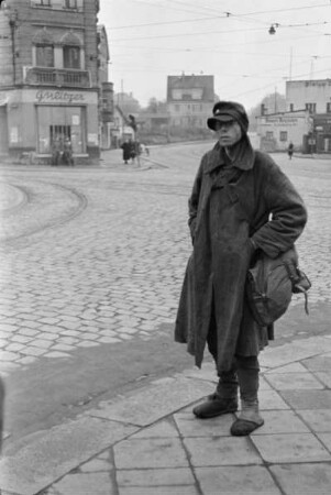 Dresden. Heimkehrer an der Kreuzung Hamburger Straße/Warthaer Straße/Cossebauder Straße/Meißner Landstraße