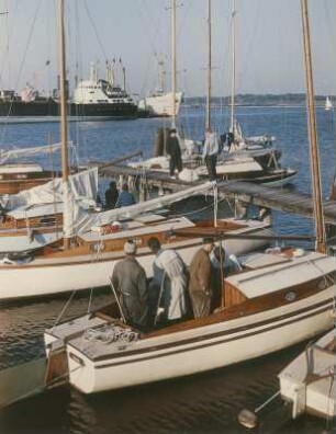 Stralsund. Hafen, im Vordergrund Segelschiffe