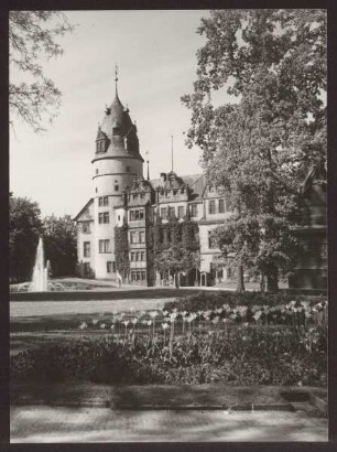 Residenzschloss mit Springbrunnen und Denkmal Graf Ernst. Detmold, Schlossplatz