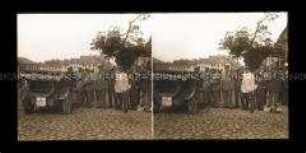 Soldaten und Einwohner am Auto auf dem Marktplatz, Kutno
