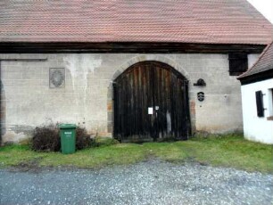Stadtbild - Juliusspital-ehemalige Zentscheune (Jahr 1701) im Nordwesten über Traufseite mit Würzburger Wappen