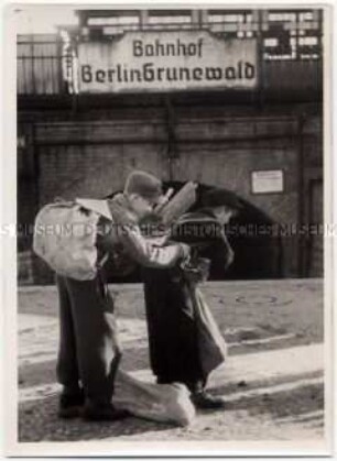 Während der Berlin-Blockade versorgt sich die Bevölkerung mit Brennholz aus dem Grunewald