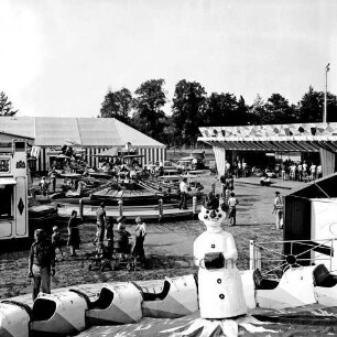 Schützenfest: Veranstalter Bürgerschützengilde von 1627 e.V. Bad Oldesloe: Volksfestplatz auf dem Exer: Karussells, Auto-Scooter: Besucher, Kinder, Kinderwagen: hinten Festzelt: im Hintergrund Bäume, 27. Juli 1979