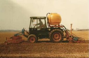 Fotografie: Traktor, Geräteträger, Trägerfahrzeug, Feldspritze angebaut, Einzelkornsämaschine