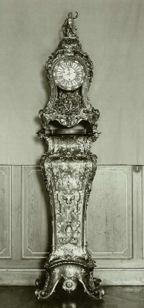 Uhr mit polychromatischer Dekoration: Moritzburg/Dresden: Barockmuseum (ehem. Jagdschloß). Raum 11.