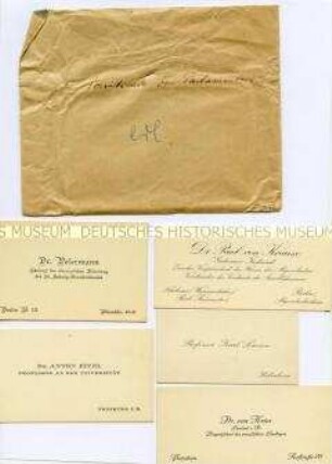 Umschlag mit 20 Visitenkarten aus dem Büro des Reichskanzlers Wilhelm Marx, Umschlag mit eigenhändiger Aufschrift "Vorsitzende von Parlamenten" - Sachkonvolut