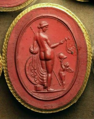 Cupido reicht Venus den Helm (Daktyliothek, Das Alterthum nach Lippert und Visconti)
