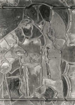 Erfurt. Barfüßerkirche. Chor. Farbige Glasfenster (nach der Restaurierung 1960). Ostfenster, Mittelbahn, Zeile 10: Franziskus erhält vom Papst Honorius III die Bestätigung seiner Regel Zustandsaufnahme: Rückseite (Auflicht). Ausschnitt: Franziskus und die beiden Mönche (spätromanisch)