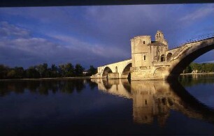 Avingnon - Historische Brücke : Die historische Brücke über die Rhône. Aufgenommen 2001 in Avignon