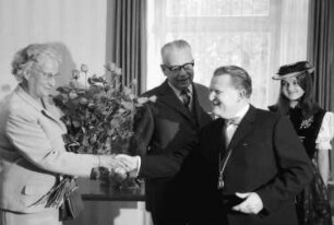 St. Blasien: Rathaus; Bürgermeister Gießler überreicht Blumen und Uhr