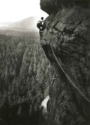 Sächsische Schweiz, Affensteine. Bloßstock. Seilschaft Rudolf Klemm im Quergang zur Südwestkante bei der Erstbegehung der Westwand (VIIb [VIIc])