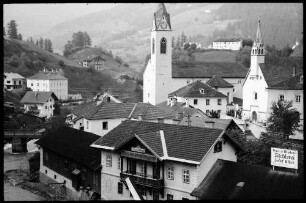 Matrei: Ort und Kirche, von der Brenner Straße