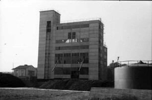 Freiburg: Neubau, Vordergrund Kokshaufen und Ölkessel