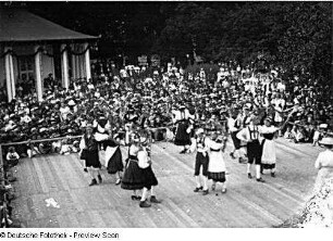 Bad Doberan, Fest der Landleute. Tanzvorführung auf einer Bühne vor dem Großen Pavillon auf dem Kamp