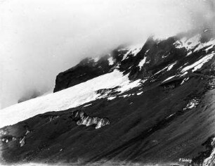 Gebirgslandschaft : Eine schneebedeckte Gebirgslandschaft, vermutlich am Kilimandscharo