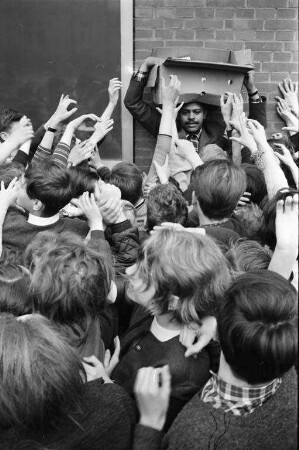 Verteilung von amerikanischem Eis an Karlsruher Kinder im Rahmen der deutsch-amerikanischen Freundschaftswoche.