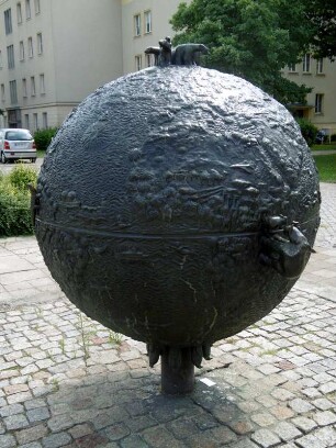 Erdkugel/Weltkugel (vor dem Dokumentationszentrum Erich-Weinert-Allee 3, WK II), Eisenhüttenstadt