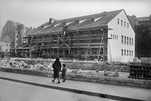 Dresden, Alaunstraße. Jugendheim Martin-Andersen-Nexö, im Rohbau, vollendet sowie Festakt zur Eröffnung mit Martin Andersen-Nexö. 1951/52