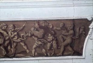 Weibliche Liegende und spielende Kinder