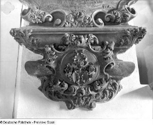 Epitaph : Epitaph. Sandstein. 1709. Detail: Wappenkartusche. Großdubrau-Klix, Klixer Kirche