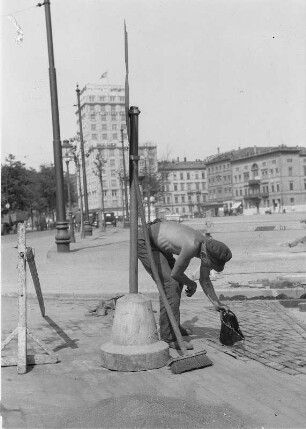 Arbeiter bei Asphaltarbeiten auf dem Roßplatz in Leipzig