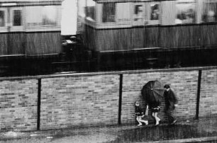 Straßenszene am S-Bahnhof Nöldnerplatz (Blick aus der Wohnung des Fotografen bei einem Regenschauer)