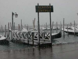 Schneetreiben : Wintertag in Venedig, keine Gondelkunden am verscheiten Markusplatz. Aufgenommen im Februar 2005. Foto: Uwe Gerig