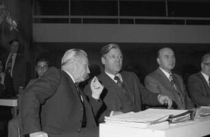 Freiburg: Kongresshalle [am Karlsplatz], Bundeskanzler Helmut Schmidt; stellvertretender Vorsitzender Hild, Rat der Evangelischen Kirche, Dortmund; Bischof Dr. Harms