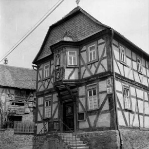 Bad Nauheim-Schwalheim (?). Rathaus? Eckansicht (Teilansicht) mit Eingang