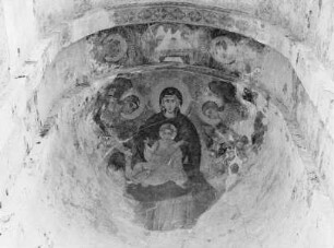 Thronende Muttergottes mit Kind, von Erzengeln flankiert.