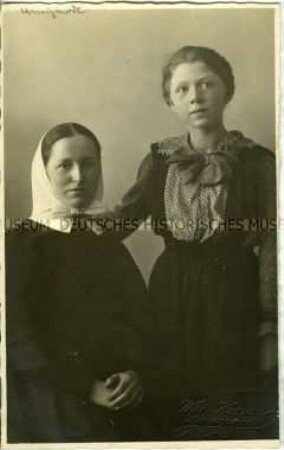 Diakonisse mit jungem Mädchen