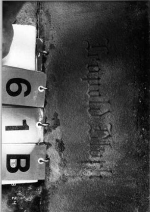 Grabstein 61 (Index: 100086513) Material: Sandstein Zustand: gebrochenen und repariert mit Textverlust Maße HxBxT: 150x54x16 cm Beschreibung: Stele, getreppter Sockel, giebelartiger Abschluß mit Verdachung und Eckakroteren, eingetieftes Schriftfeld mit Rundbogen: Grabstein 61B