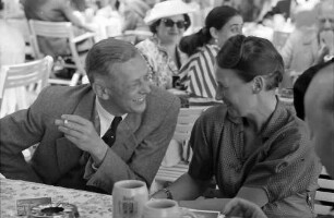 Bad Schachen: Adolf Butenandt im Gespräch mit junger Frau