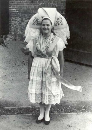 Festtracht aus Kunersdorf : Kleidung - niedersorbische Tracht. Ort: Kósobuz / Kunersdorf. Tracht der Mädchen für Zapust (Fastnacht) und "Kokot"