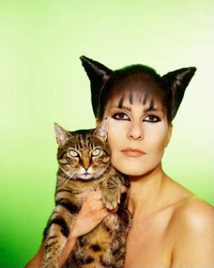 Christa Winter mit Katze : Model mit Katze auf Arm