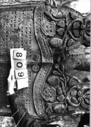 Grabstein 809 (Index: 99751500) Material: Sandstein Zustand: leicht abgeblättert mit Textverlust Maße HxBxT: 172x108x16 cm Beschreibung: Doppelstele, zwei Schriftfelder eingetieft Symbolik: Pinienzapfen, Wappenschilde, Ranken, Blätter, Blüten: Grabstein 809A