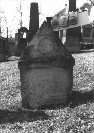 Grabstein 372 (Index: 99786206) Zustand: eingesunken Maße HxBxT: 90x55x11 cm: Grabstein 372