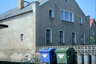 Wohnhaus, mit Vorgarten und Betonsteinmauer