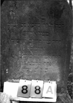 Grabstein 88 (Index: 100100409) Maße HxBxT: 96x53x24 cm: Grabstein 88A
