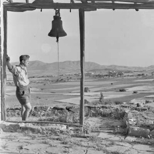 Griechenland. Insel Limnos. Soldat der Wehrmacht vor dem Glockenturm.
