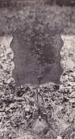 alter Friedhof. Grabschild, Blech. 19. Jahrhundert